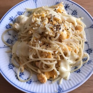 炒り卵と玉ねぎのチーズパスタ